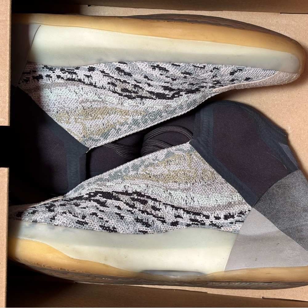 Adidas Yeezy Boost 350 V2 Box